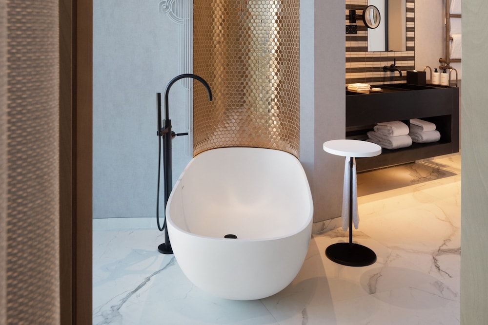 Paragraph Freedom Square, a Luxury Collection Hotel, Tbilisi 50/50
