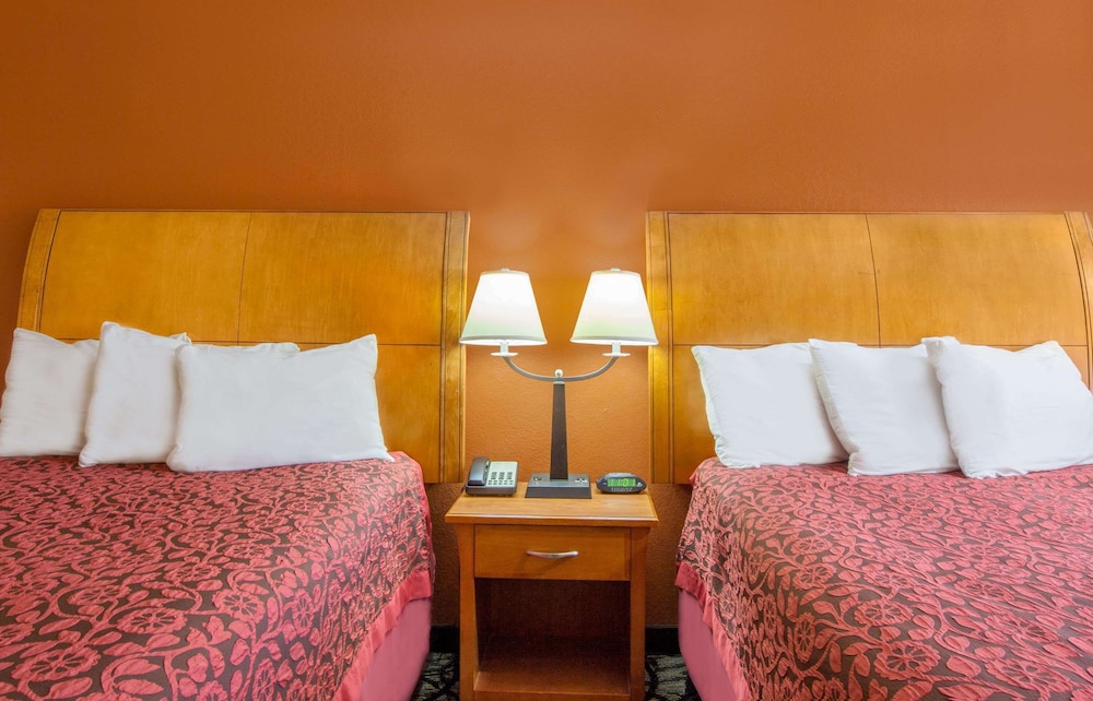 Days Inn by Wyndham Centerville 19/20
