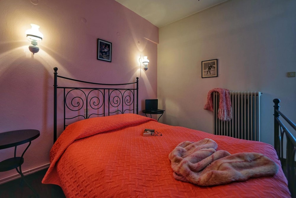 To Balcony Tis Agorianis 22/50