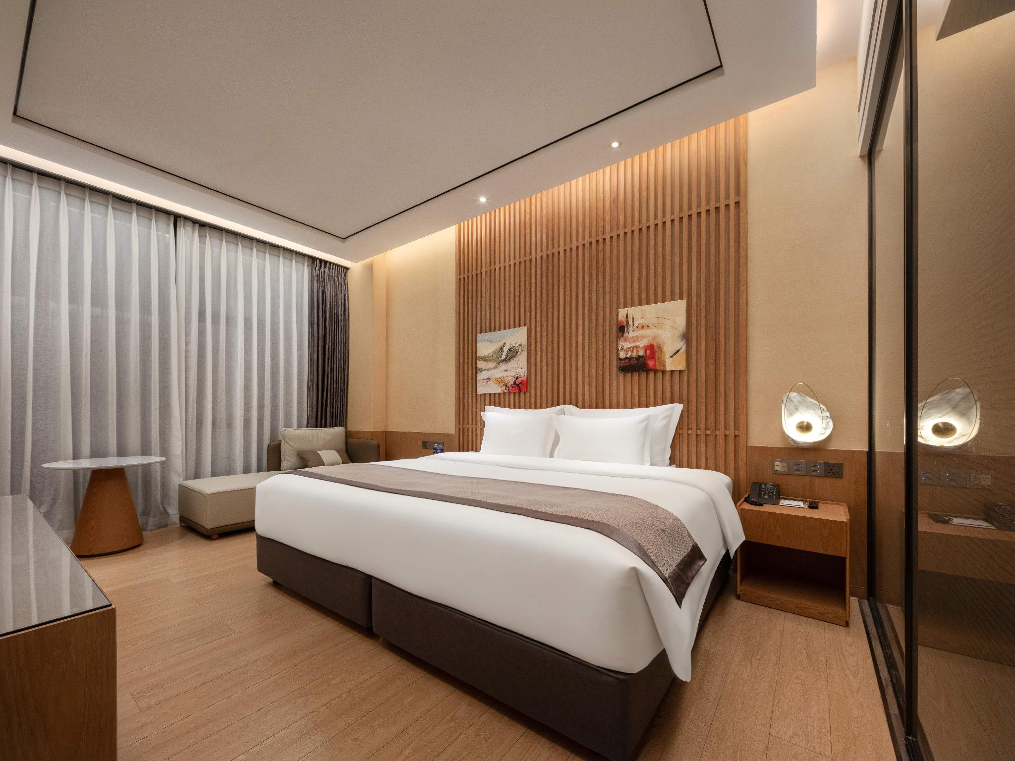 Room, King Bed, No Window