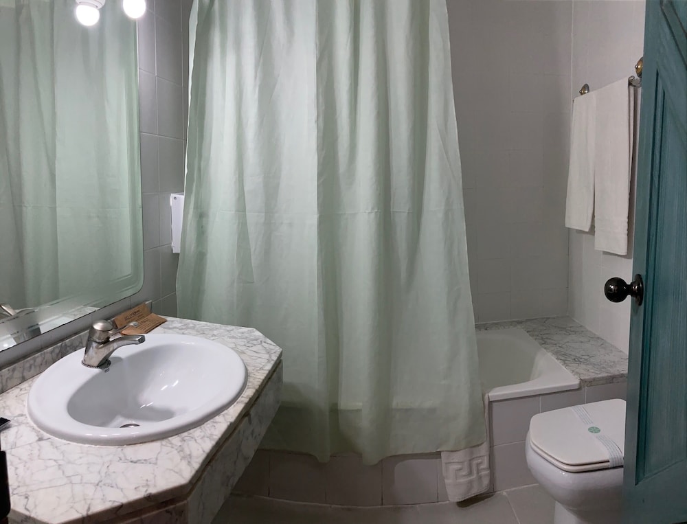 غرفة ثلاثية بثلاثة أسرّة، Hotel Almagro 2/2