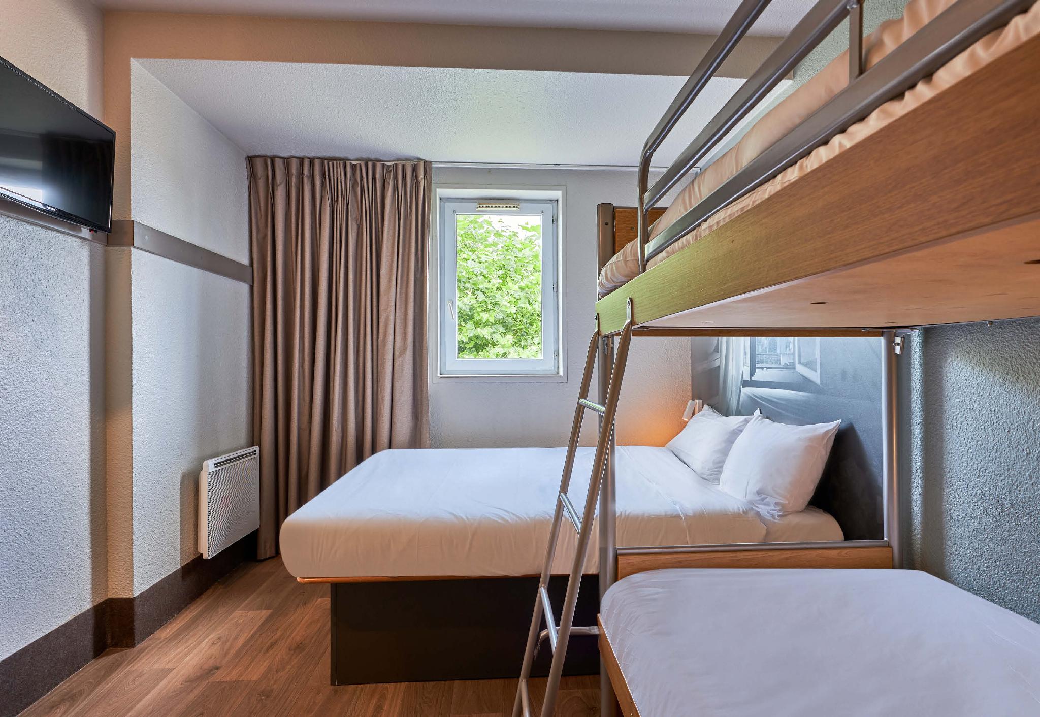 ROOM, QUADRUPLE