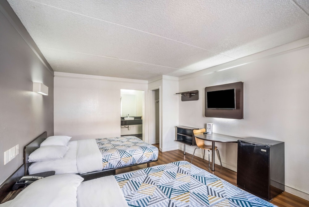 Motel6 Dallas, TX - Market Center 8/45