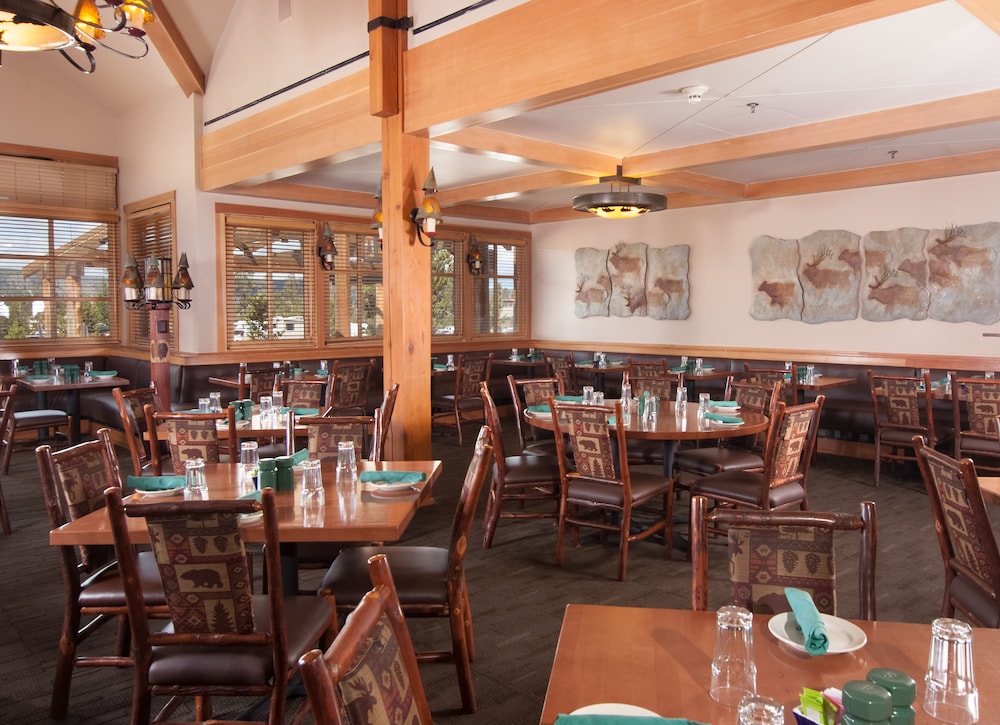 Old Faithful Snow Lodge & Cabins 27/37