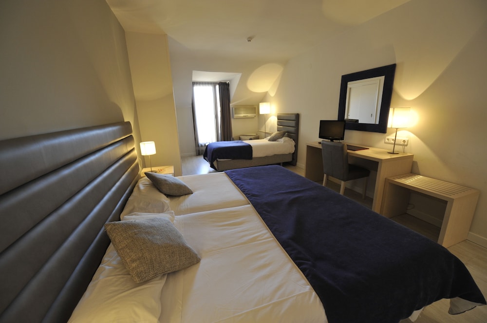 غرفة ثلاثية بثلاثة أسرّة