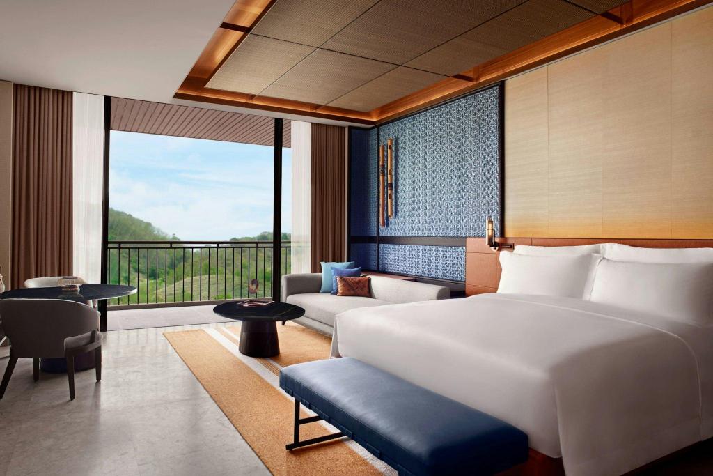 Junior Suite, King Bed, Resort View, Balcony, Low Floor