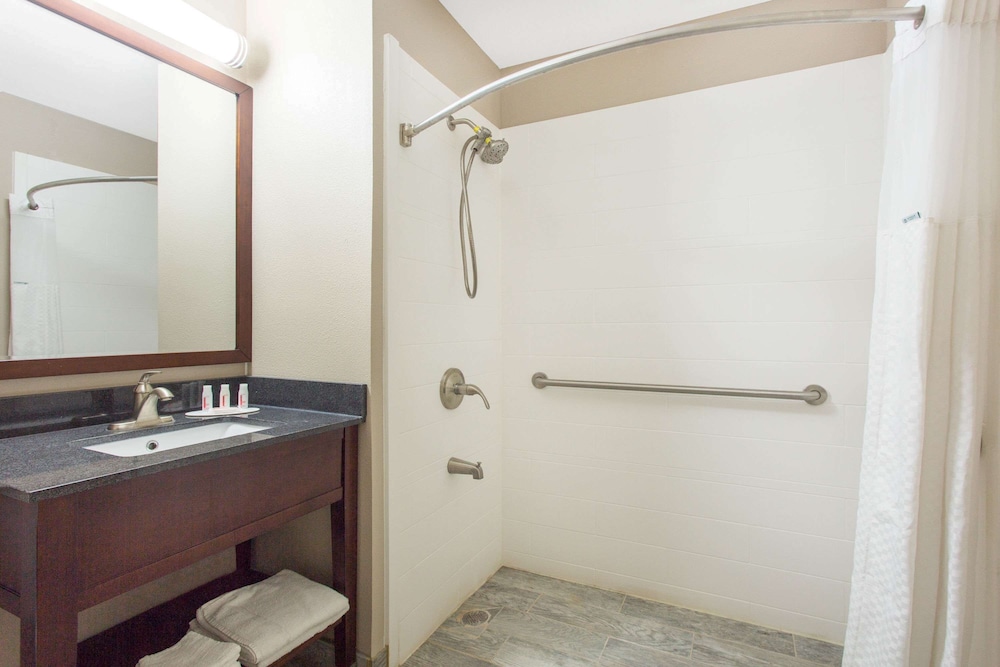 Super 8 by Wyndham Columbus Airport 16/16