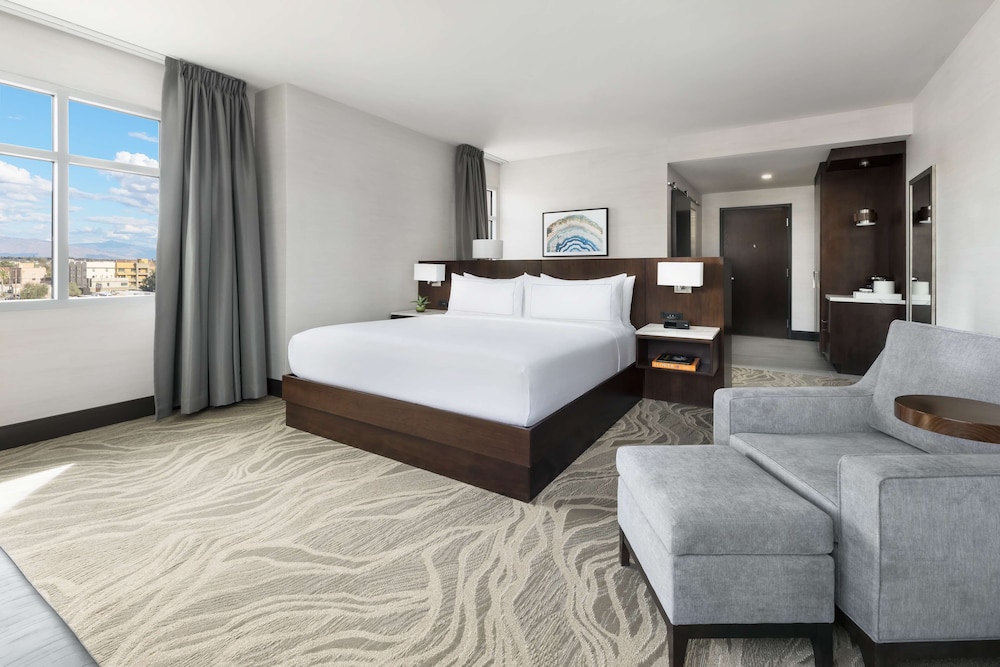 DELUXE, KING BED