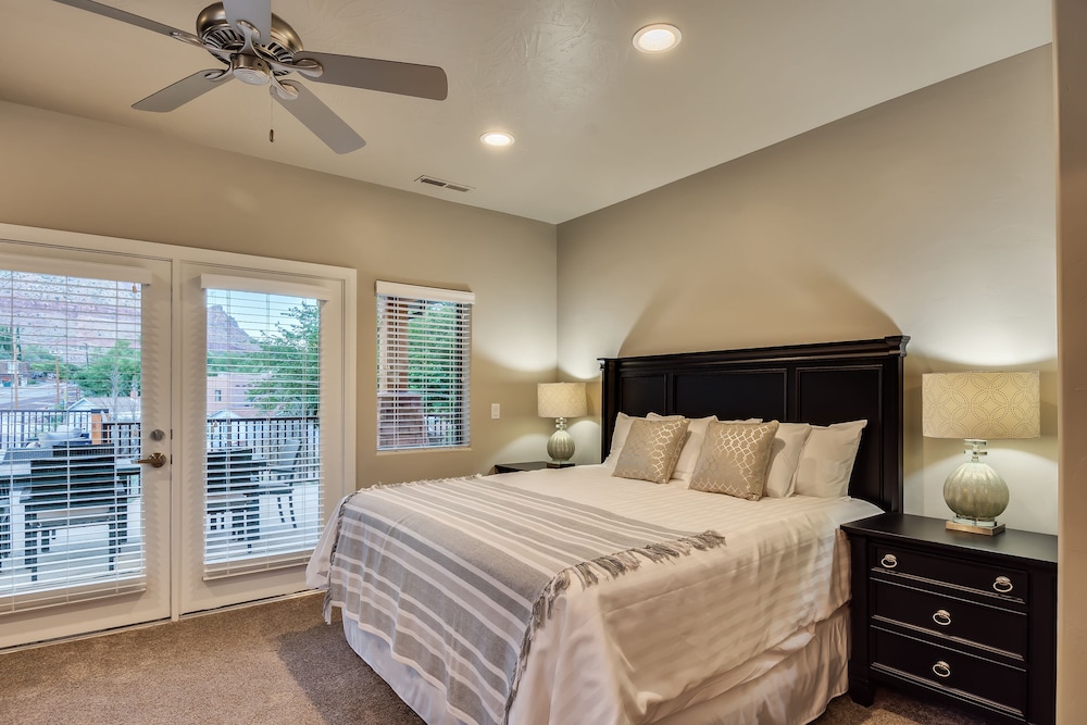 2 Bedrooms, Aspen, Luxury, Villa, 1 King and 2 Queen Beds, Garden View, Sofa, Kitchen