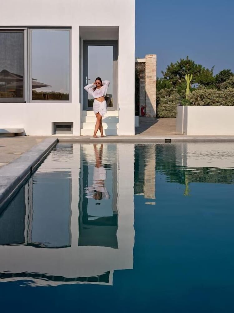Empire Luxury Villas 18/48
