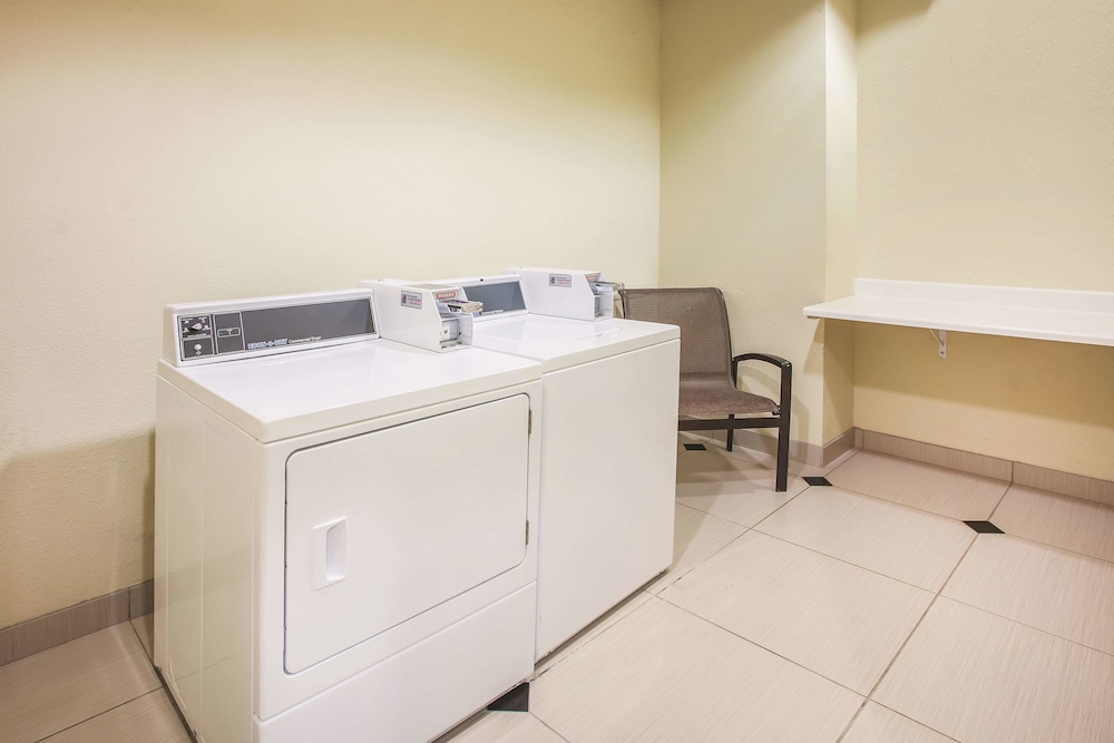 La Quinta Inn & Suites by Wyndham Allen at The Village 14/32