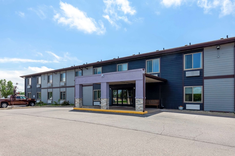 Red Roof Inn & Suites Tomah 3/57