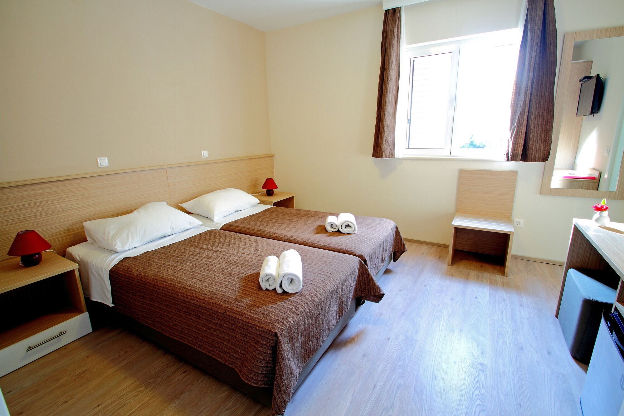 ROOM, TWIN BEDS