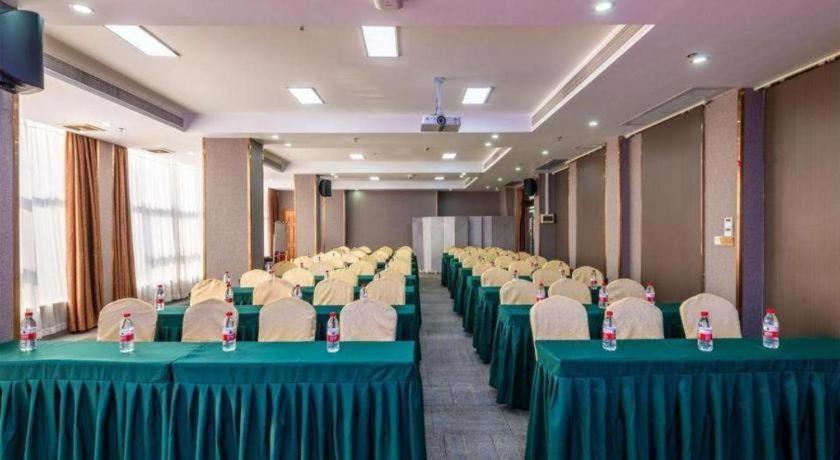 Vienna Hotel(Guangzhou North Railway Station Huaguoshan Subway Station Store) 39/45
