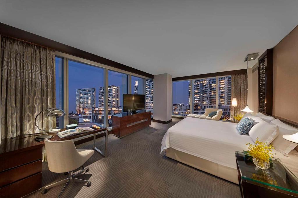 EXECUTIVE, SUITE