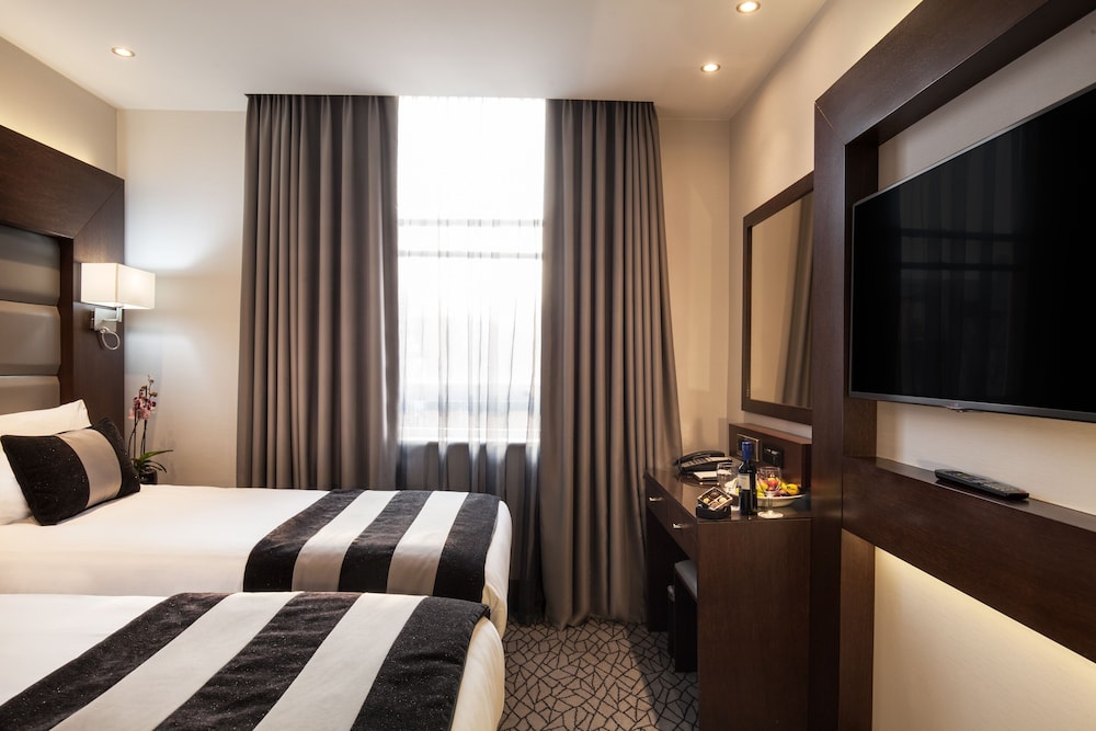 CLUB, TWIN BEDS