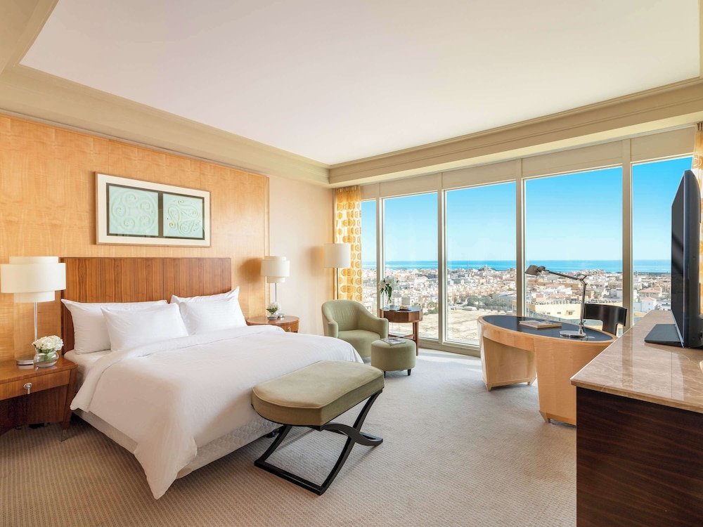 DELUXE, KING BED, PARTIAL SEA VIEW