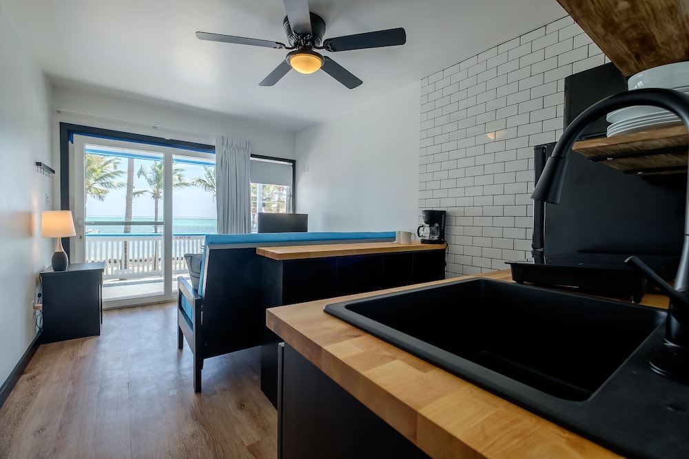 Aquavista Beachfront Suites 16/29