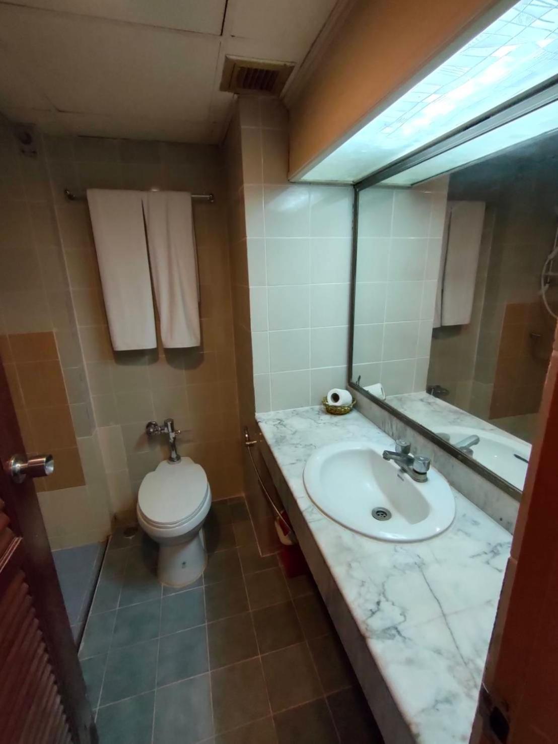 INTERTOWER HOTEL (SHA) 47/48