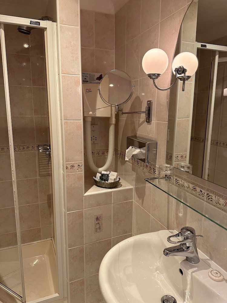 Regency Hotel 34/37