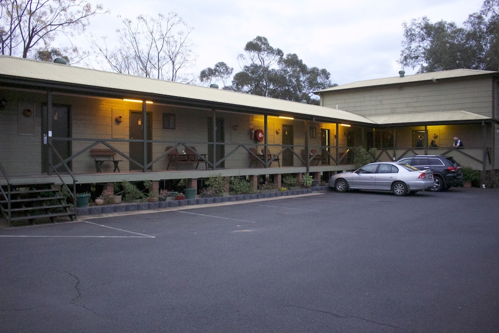 LAKE FORBES MOTEL 4/44
