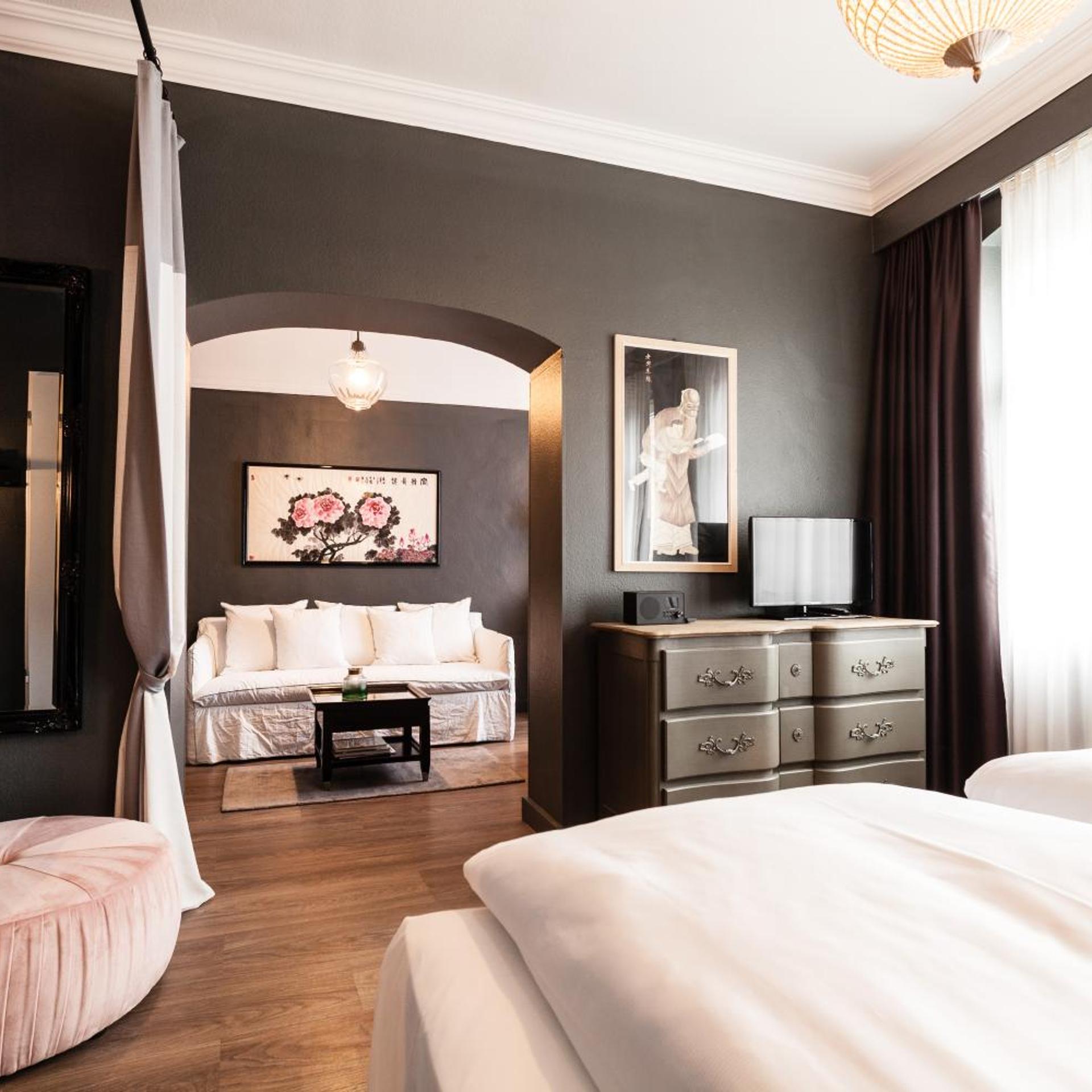 جناح جونيور، Hotel Wurzburger Hof 6/10