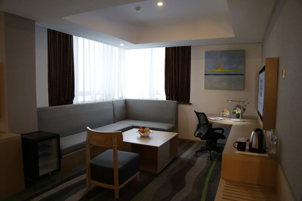 HOLIDAY INN EXPRESS JINAN HIGH-TECH ZONE 37/56