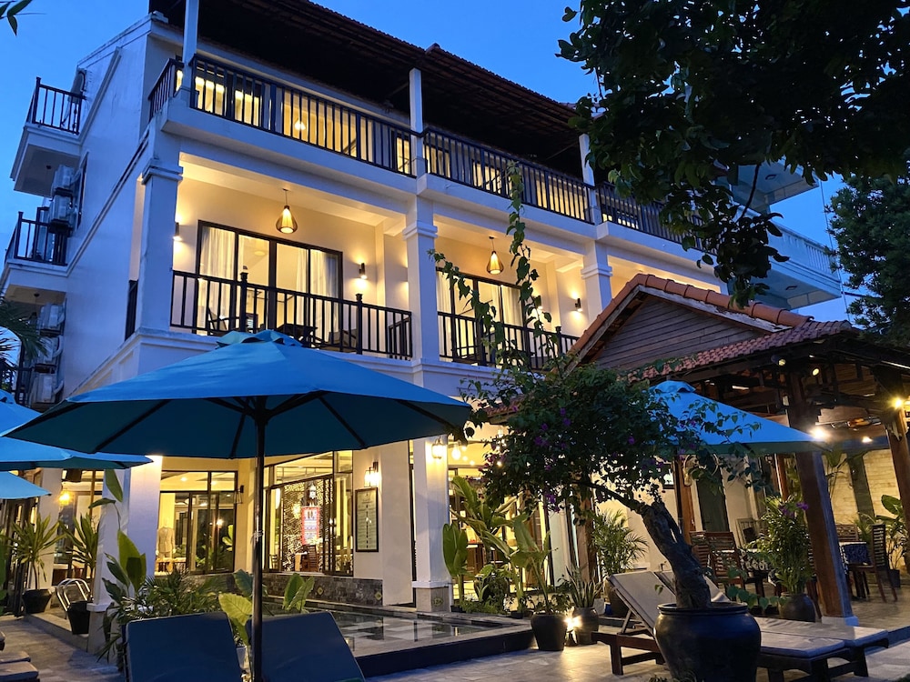 The Quin Riverside Villa 4/50