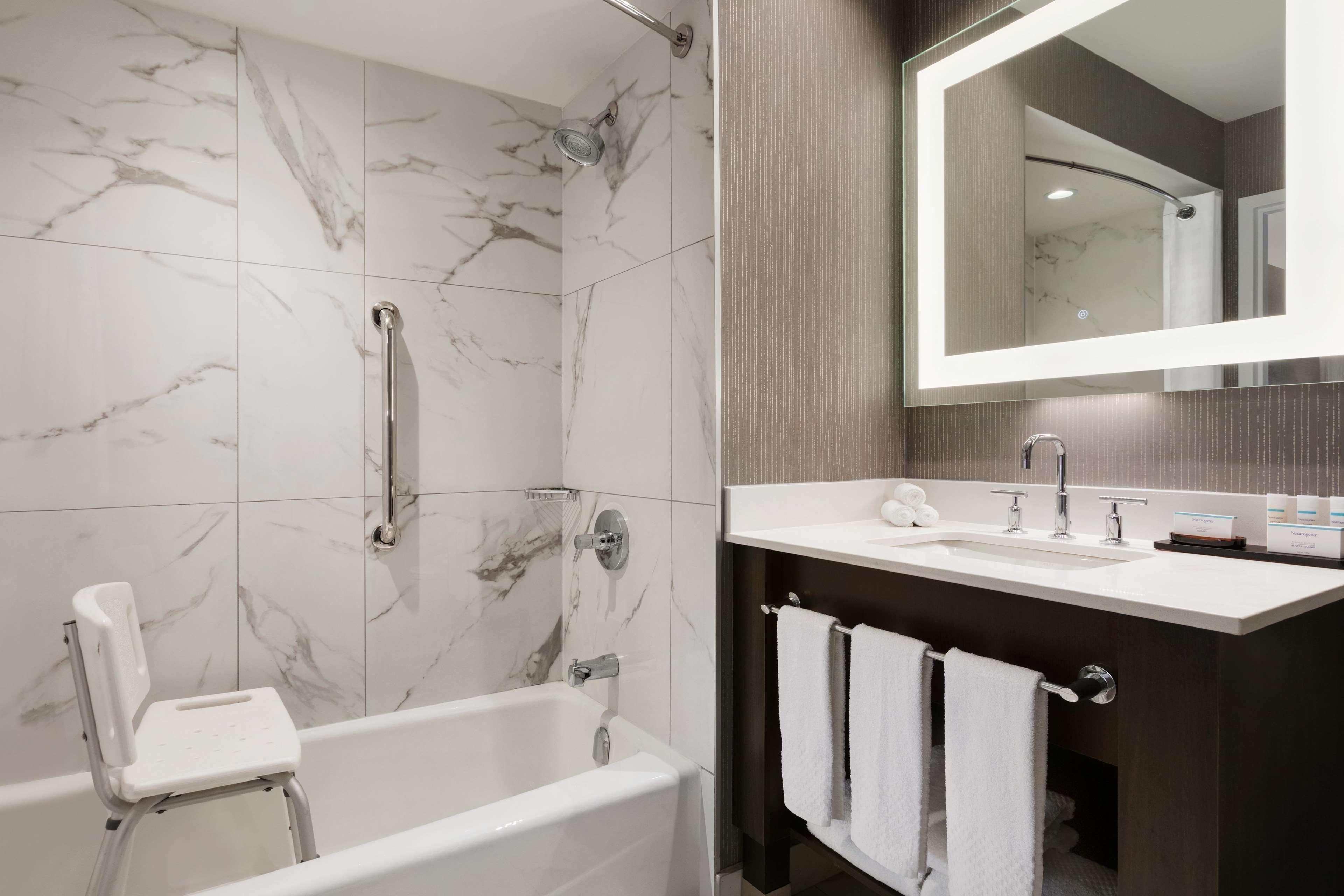 2 ROOMS, SUITE, KING BED, ACCESSIBLE