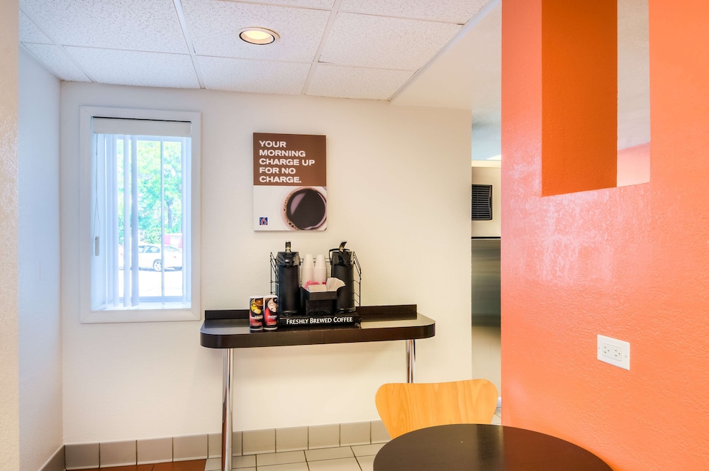 Motel6 Arlington Heights, IL - Chicago North Central 8/42