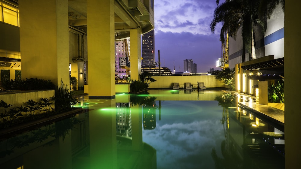 The Exchange Regency Residence Hotel 8/66
