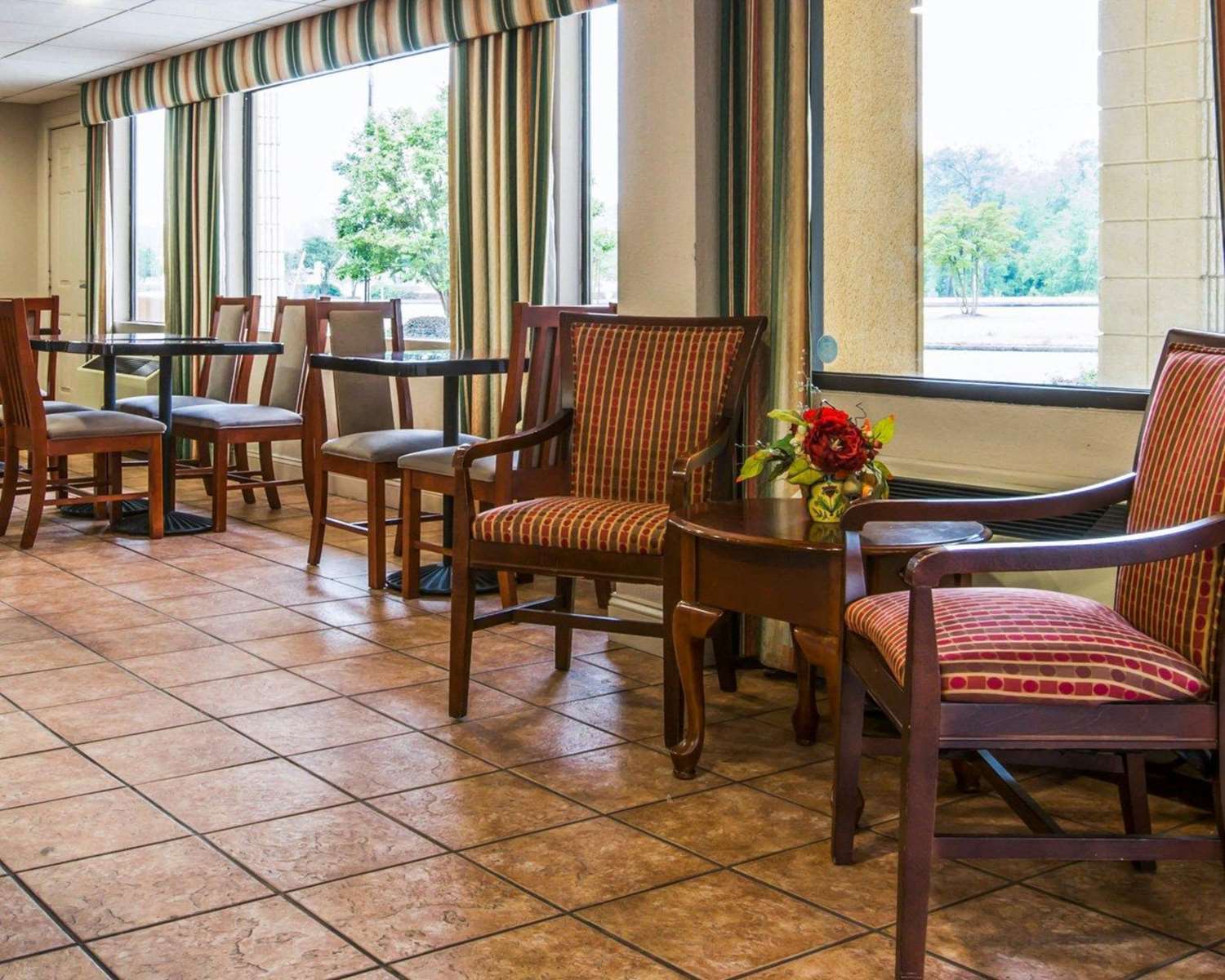 Econo Lodge Inn & Suites at Fort Moore 21/31