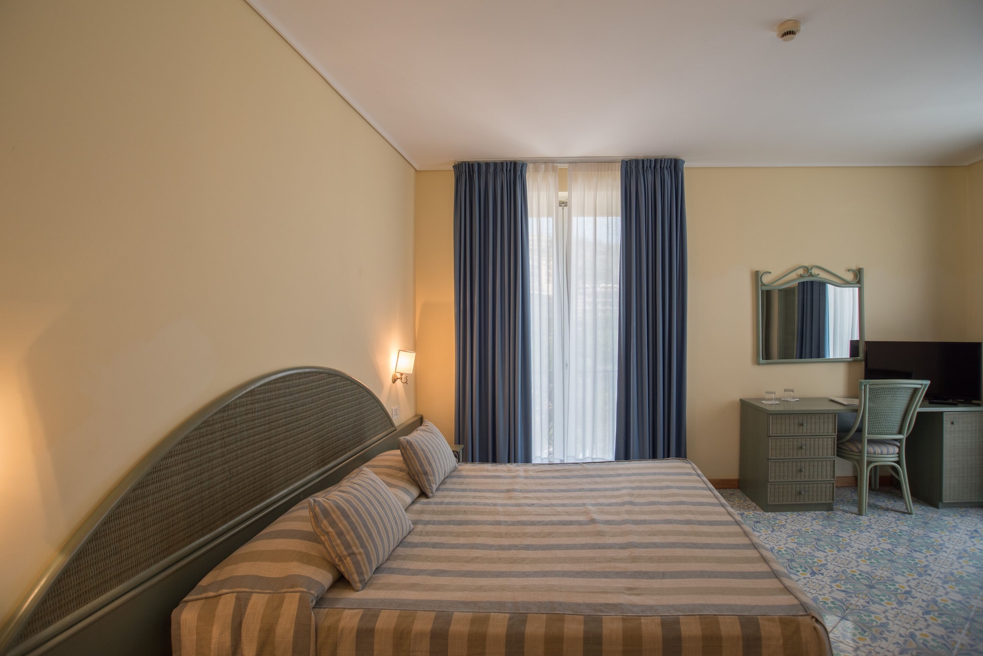 SUPERIOR, DOUBLE BED, PARTIAL SEA VIEW