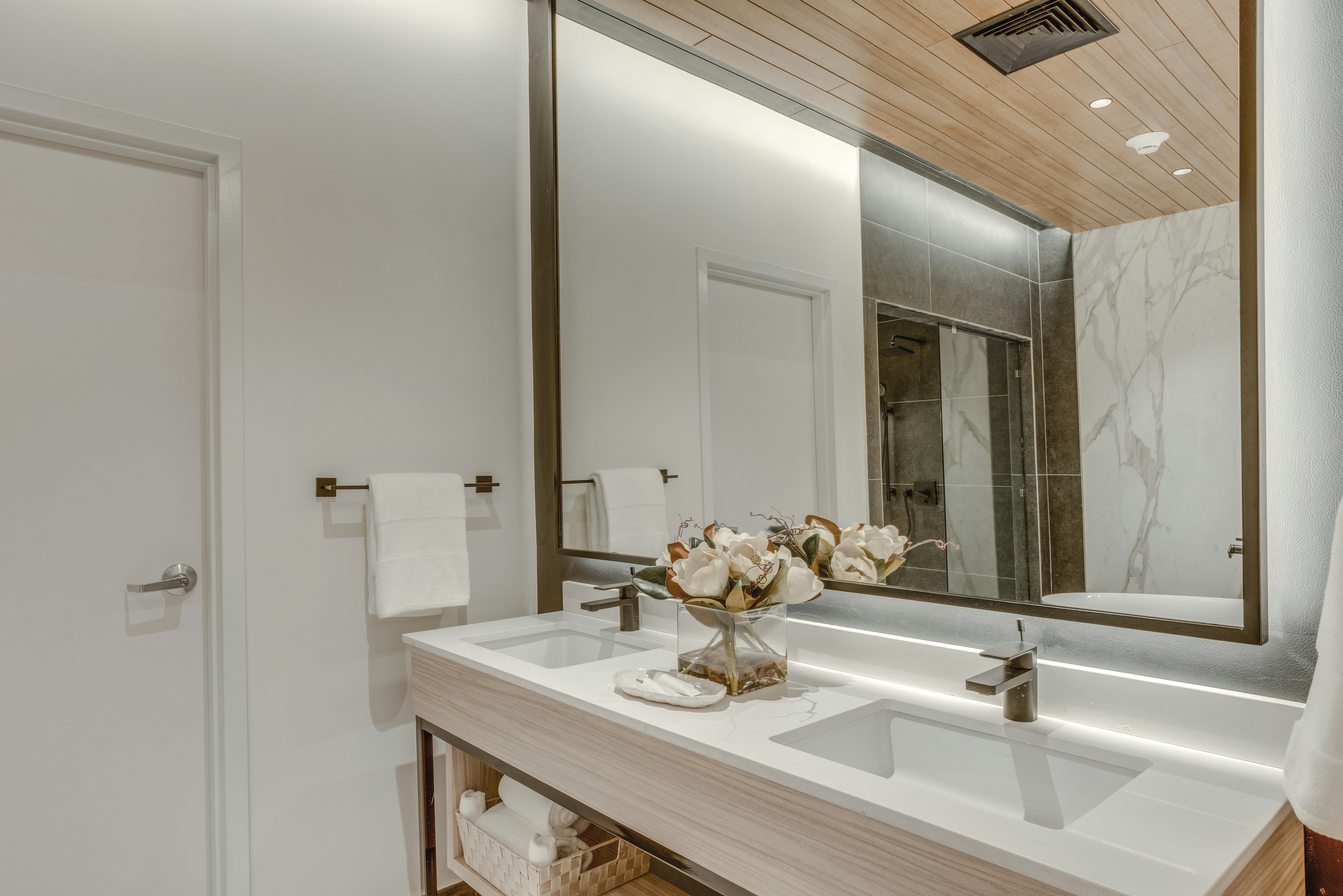 2 Bedrooms, Penthouse Suite، Fort George Hotel And Spa 2/3