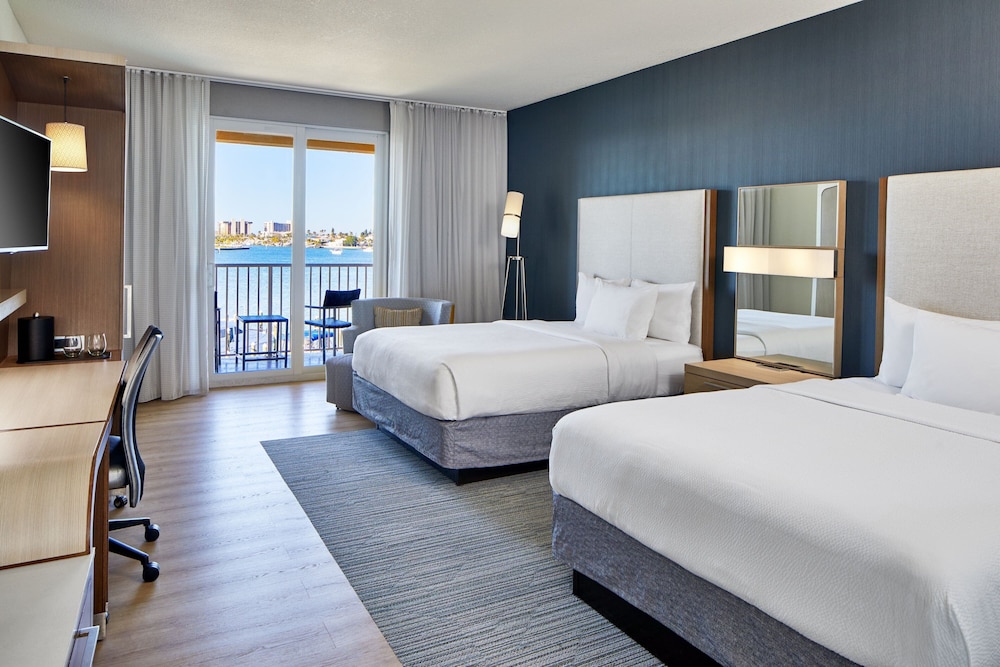 Room, 2 Queen Beds, Water View