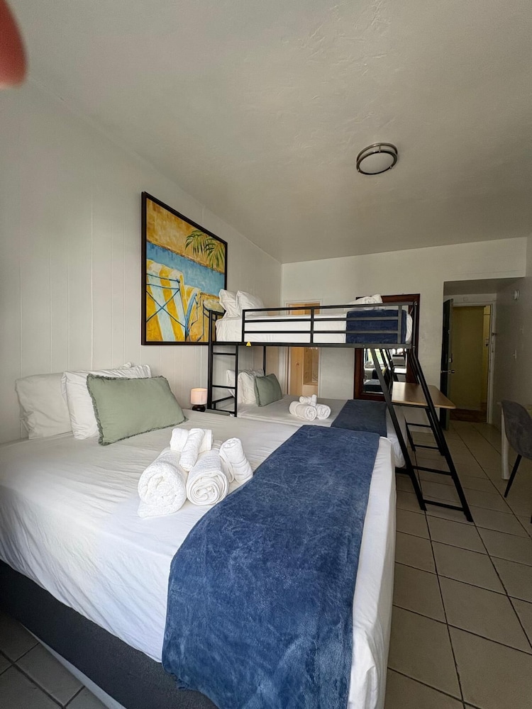Norman's Hotel And Dining 33/62