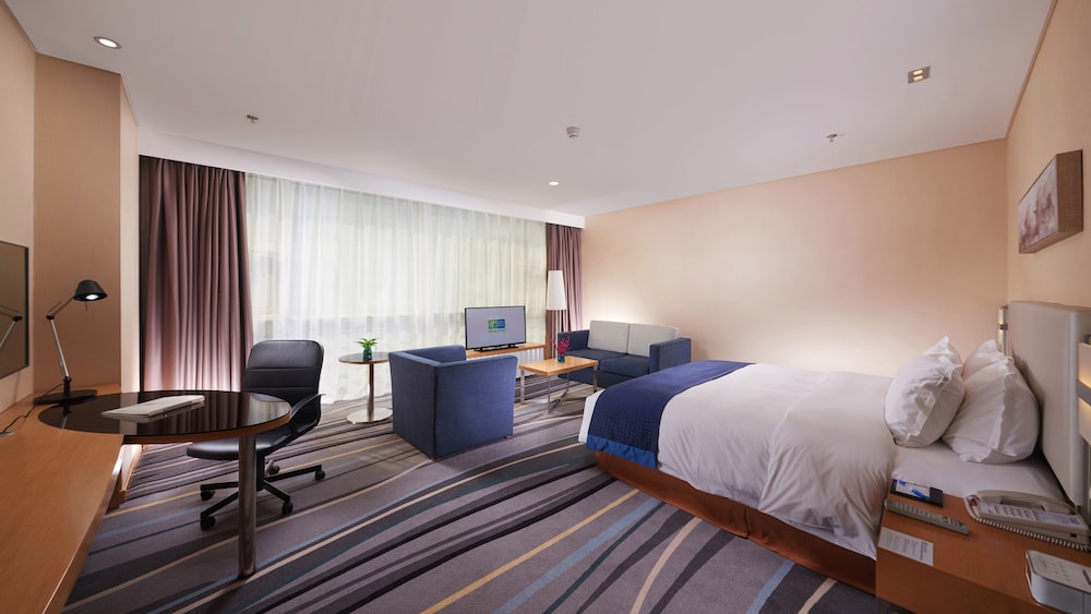 Standard, King Bed, Extra Floor Space