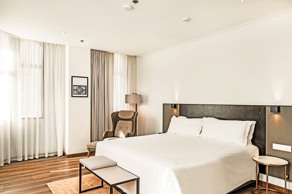 SIGNATURE, PREMIUM, KING BED, CORNER