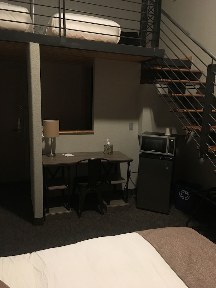 The Hotel Sturgis 36/50