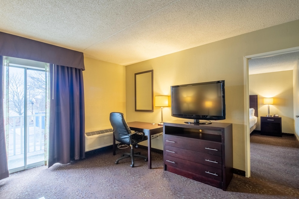 Holiday Inn Express Hotel And Suites Pittsburgh Airport 41/64