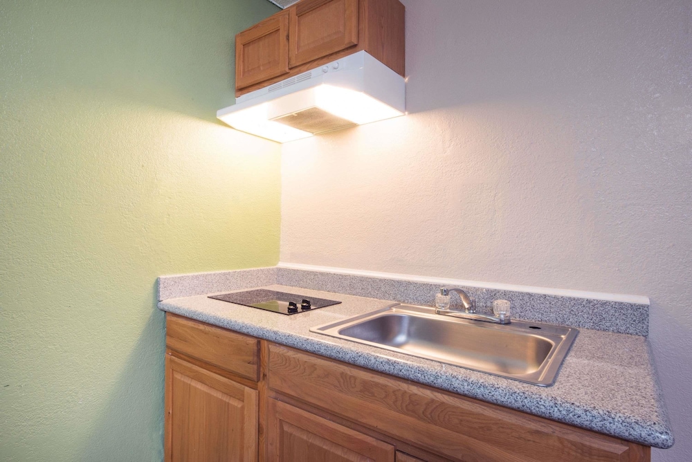 Executive Inn and Kitchenette Suites 26/34
