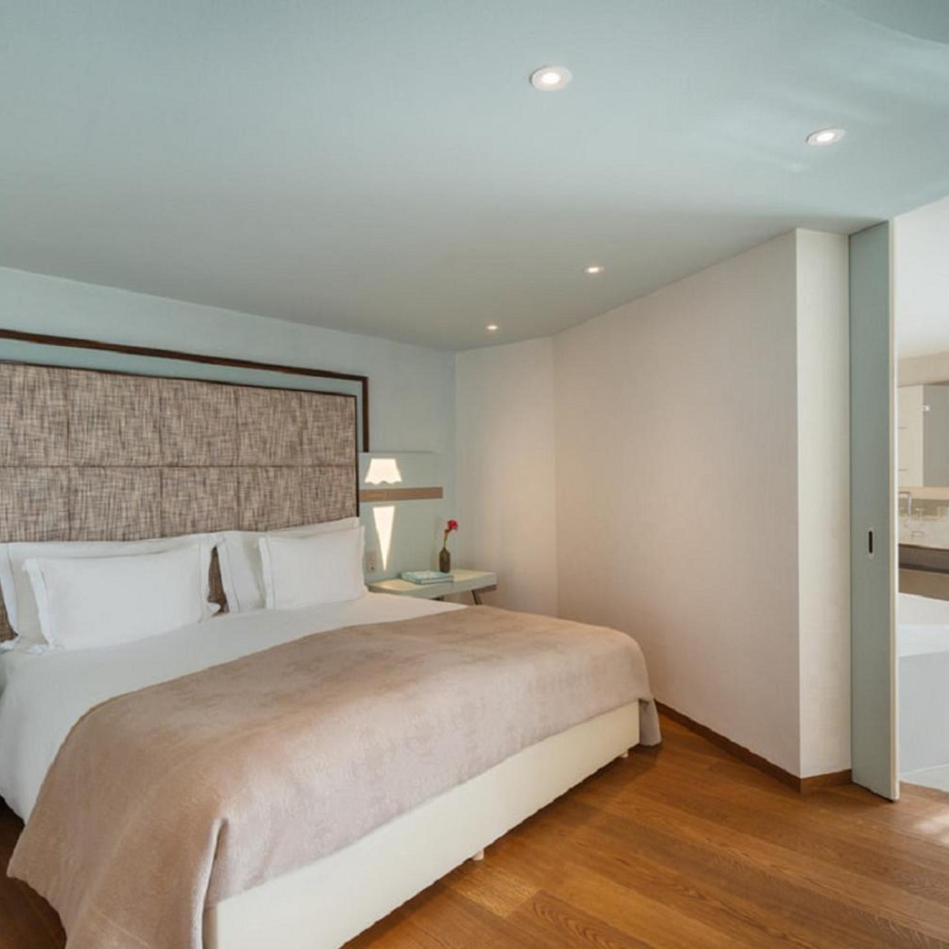 Superior, Suite, Lake View