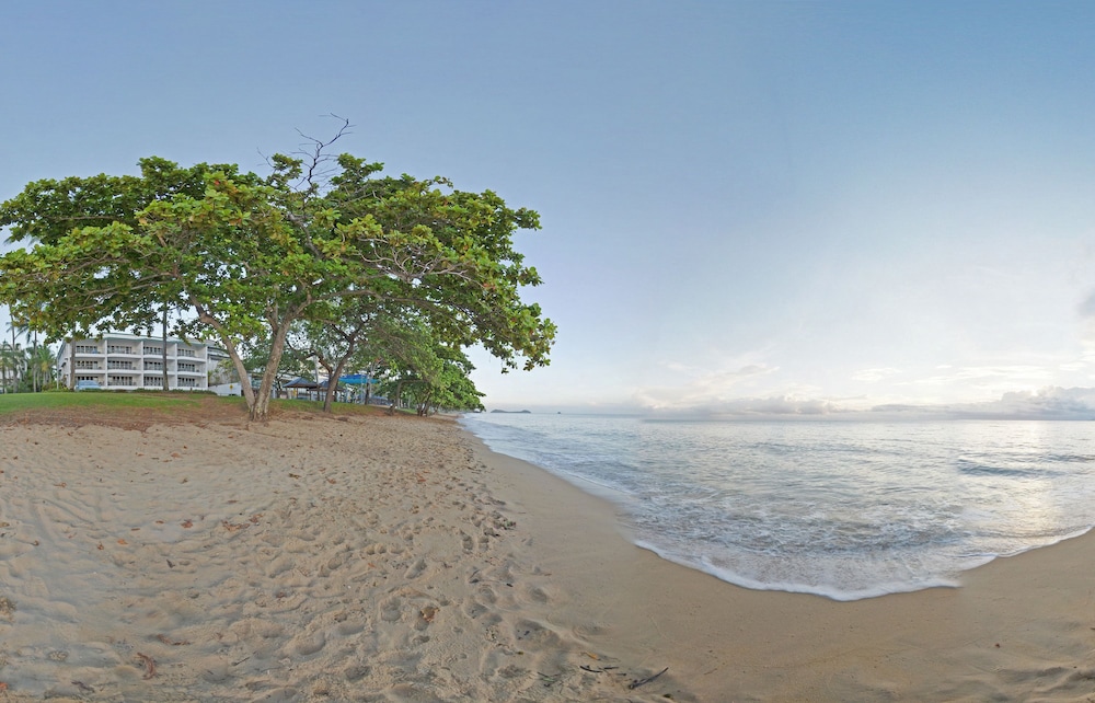 Beachfront Apartments On Trinity Beach 27/50