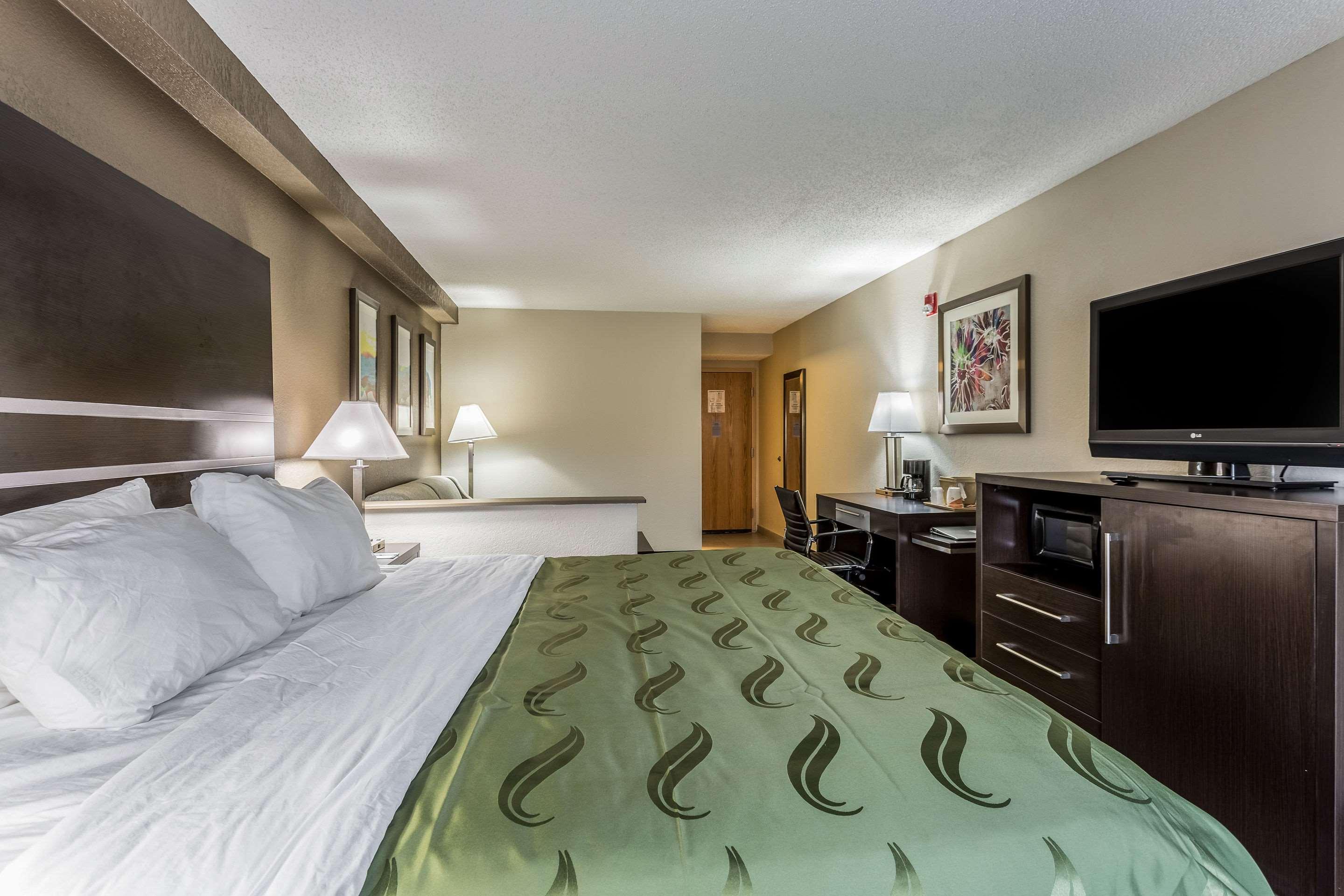 SUITE, KING BED, ACCESSIBLE