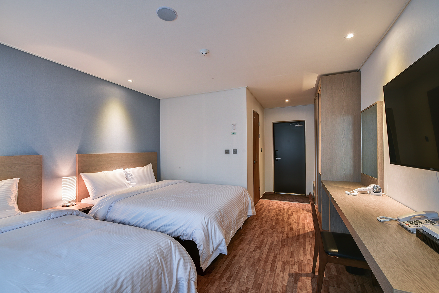 Standard, Twin Beds, 1 Queen and 1 Single Bed, Mountain View