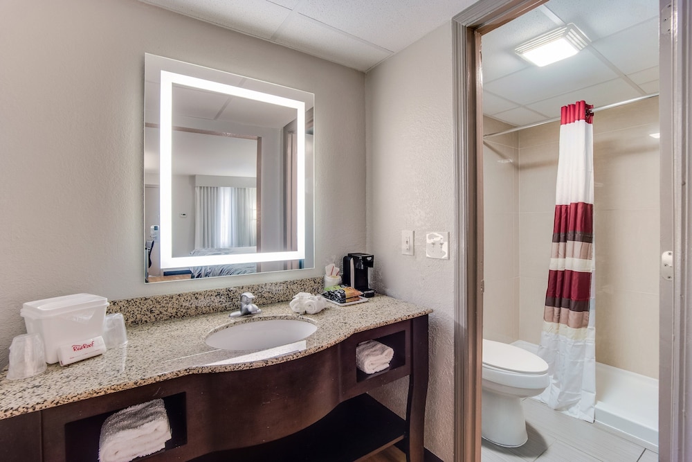 Red Roof Inn St George, SC 24/24