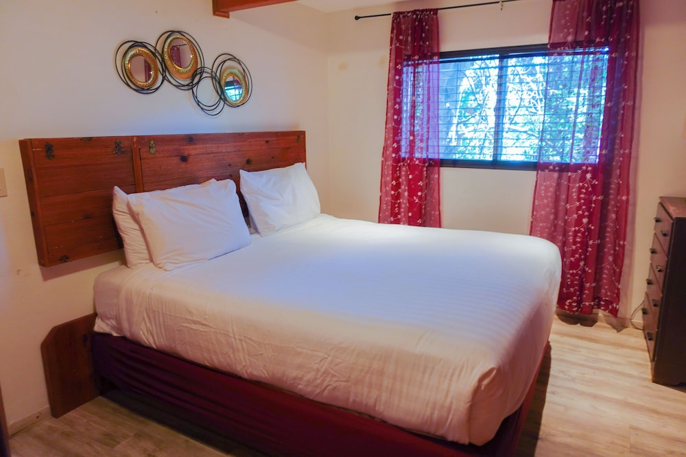 Sleepy Hollow Cabins and Hotel 22/50