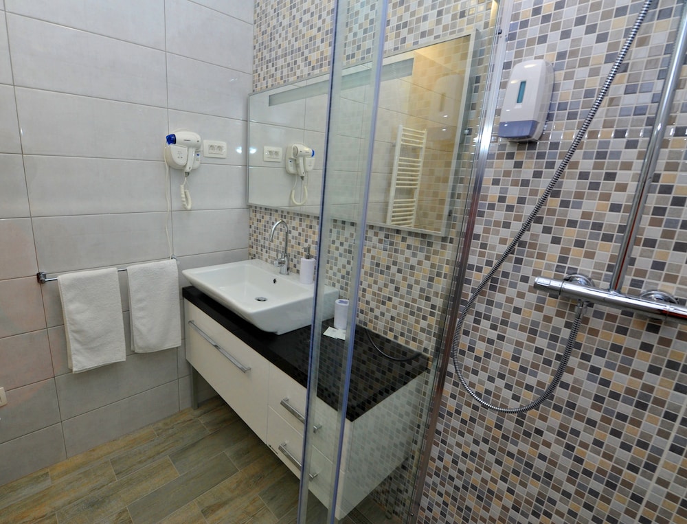 Nirvana Luxury Rooms 75/82