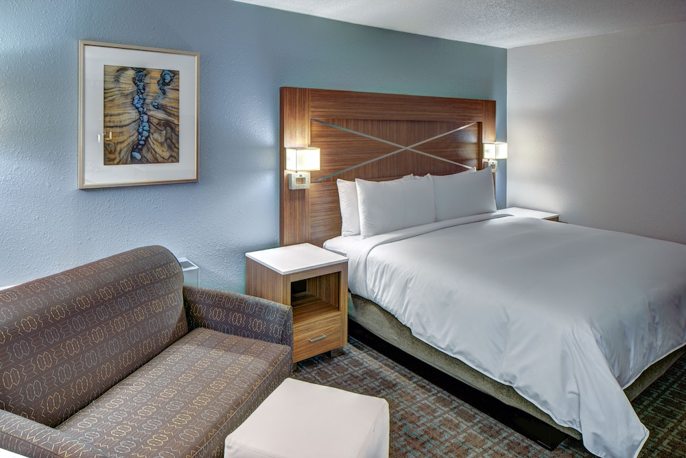 DoubleTree by Hilton Milwaukee Downtown 18/50
