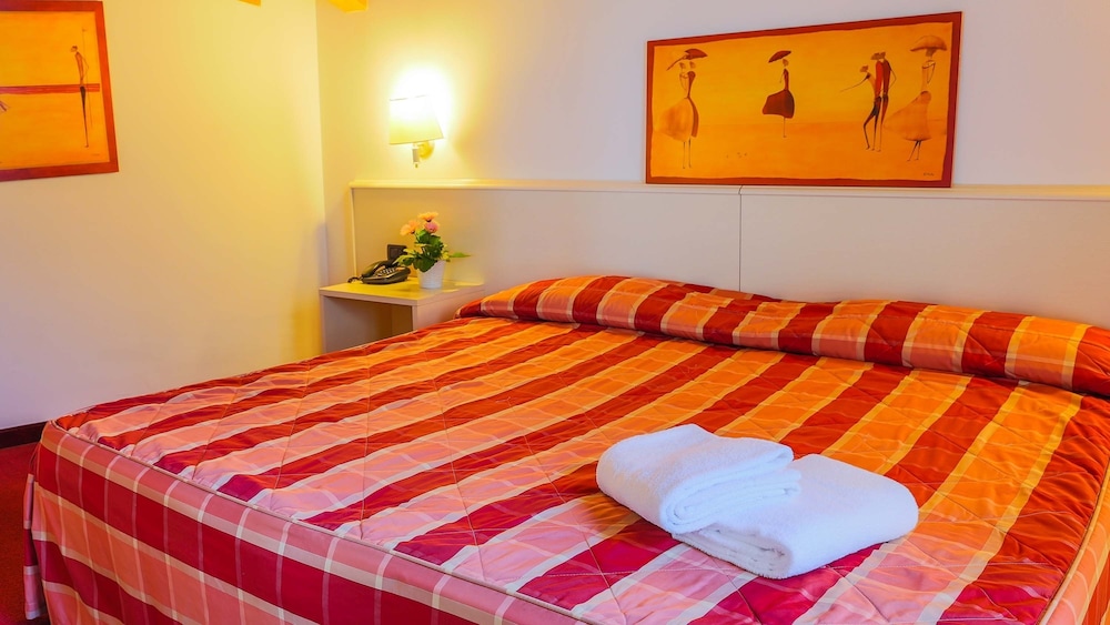 HOTEL GALLIA 12/48